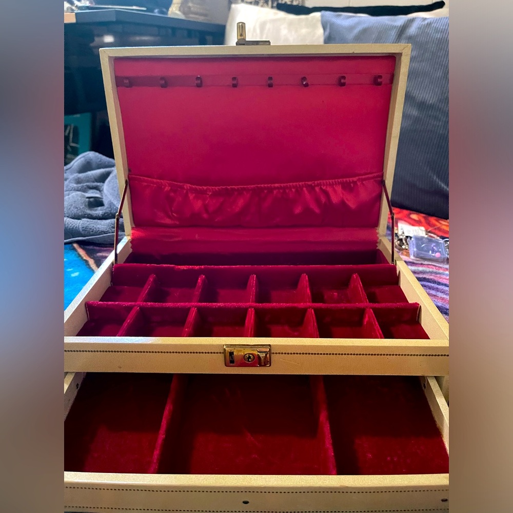 Rare 1962 MELE Jewelry box